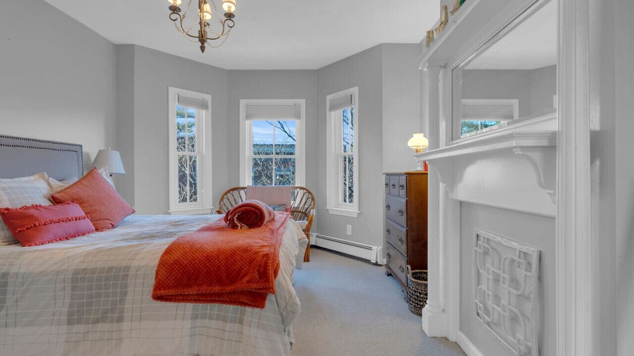 Photo of Bedroom in Medford Street - The Neck