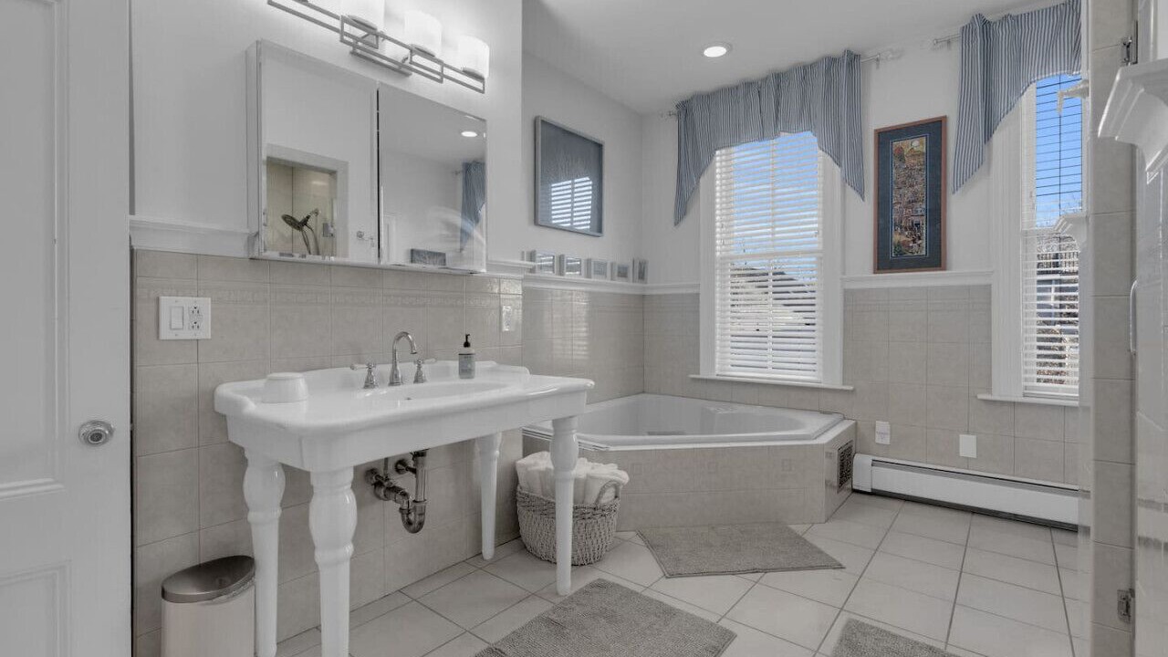 Photo of Bathroom in Medford Street - The Neck