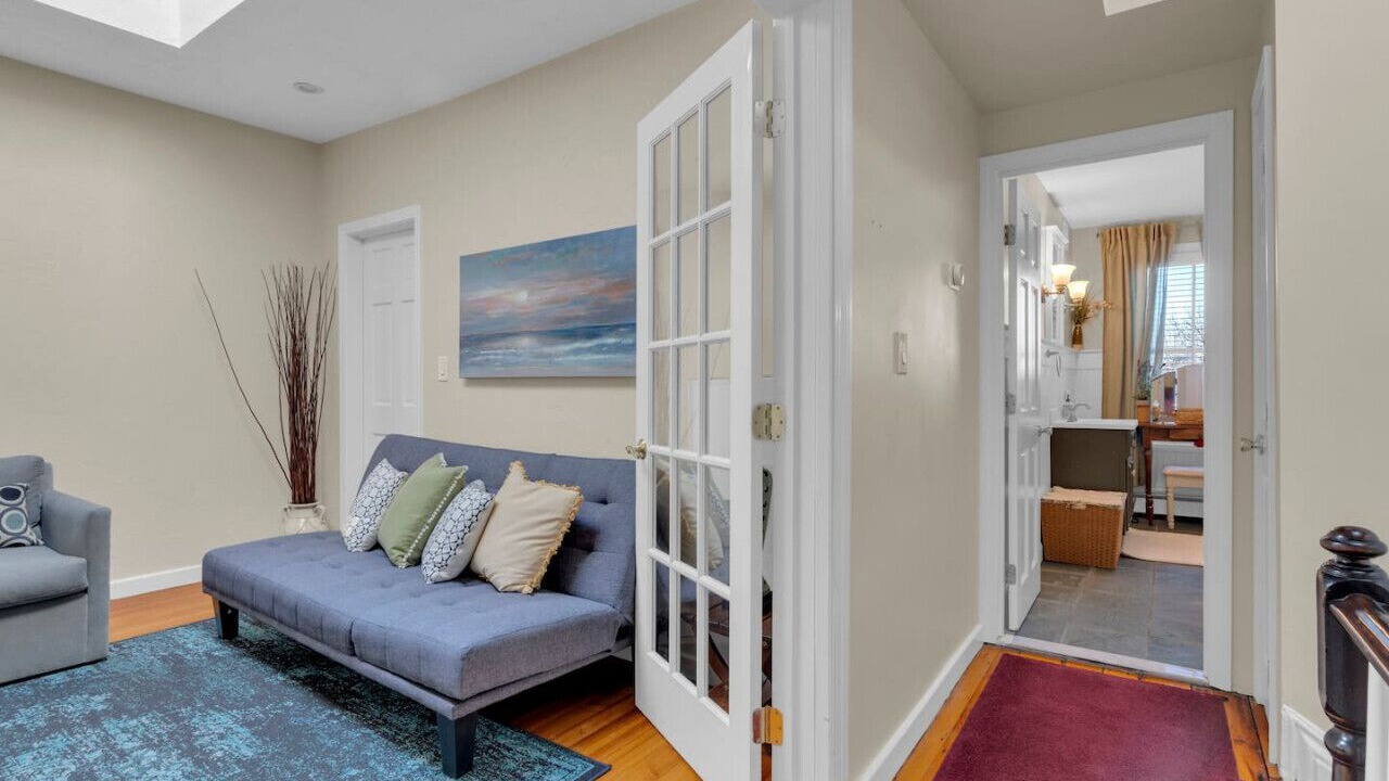 Photo of Livingroom in Medford Street - The Neck