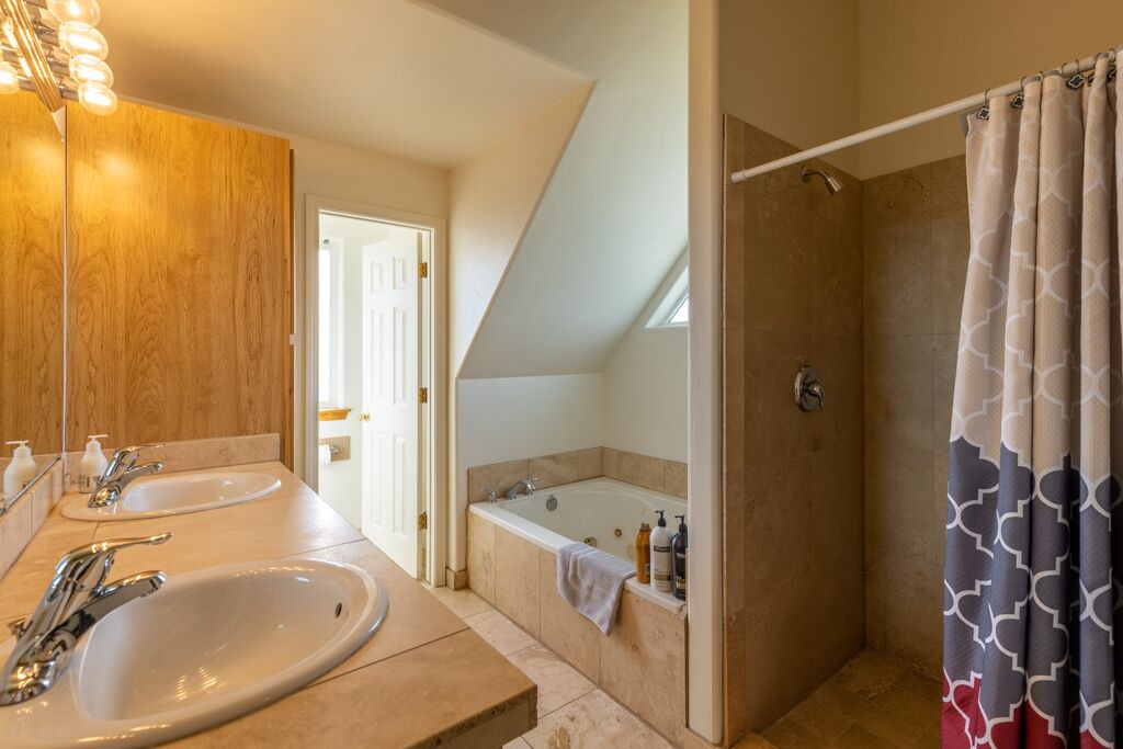 Photo of Bathroom in Hesperus