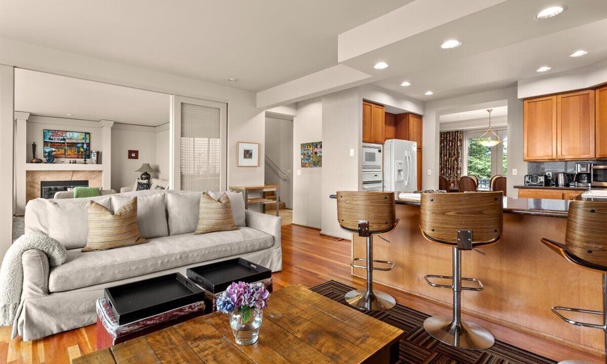 Photo of Livingroom in North Admiral