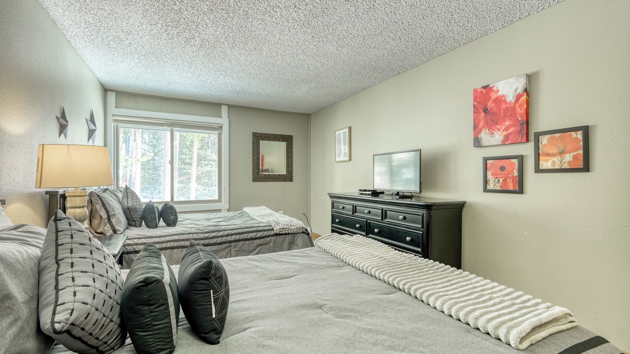 Photo of Bedroom in Peak 8