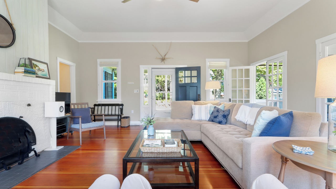 Photo of Livingroom in Williams Bay