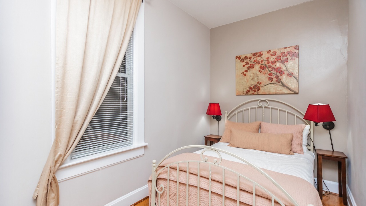 Photo of Bedroom in Lakeview