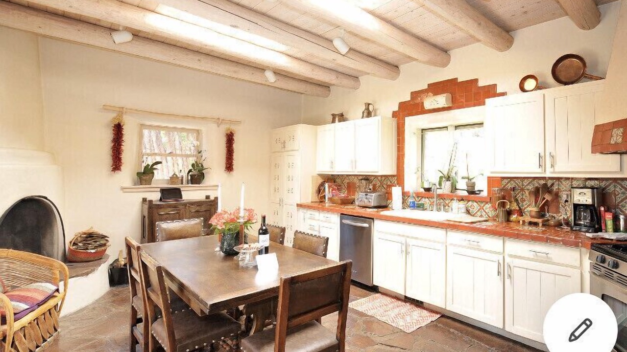Photo of Livingroom in Historic Eastside