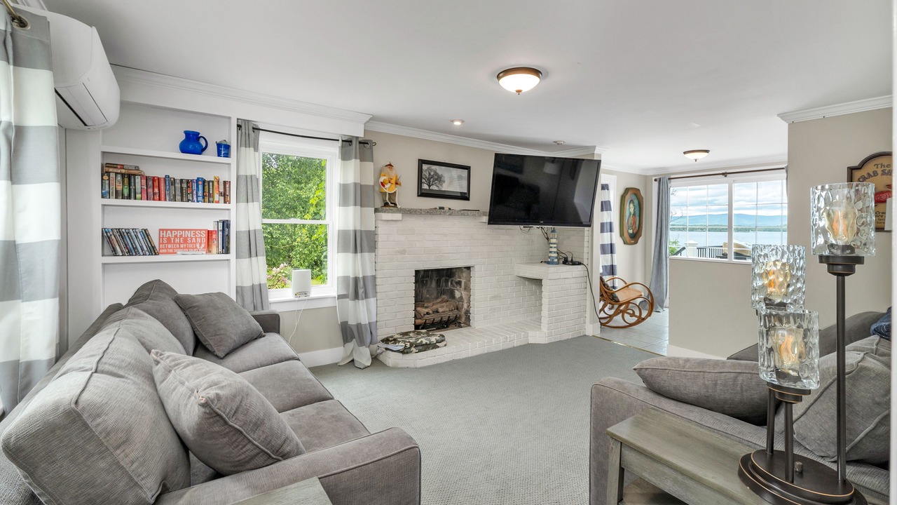 Photo of Livingroom in Weirs Beach
