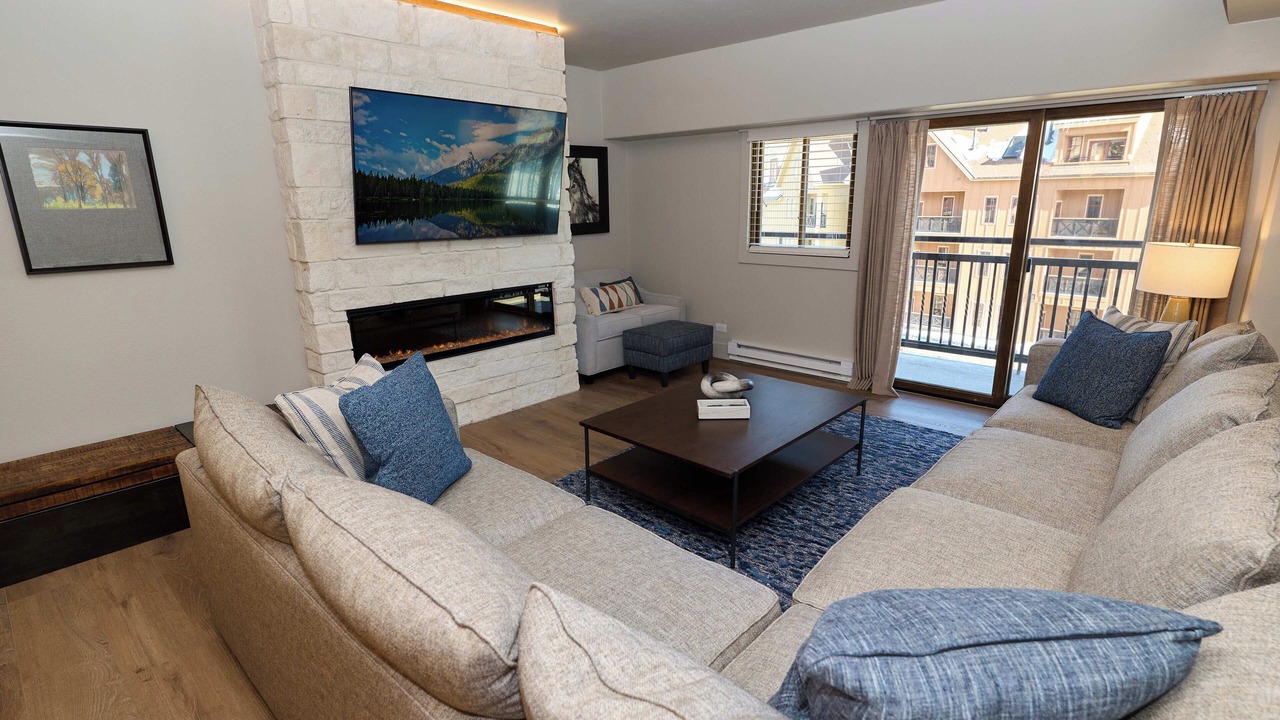 Photo of Livingroom in Peak 9