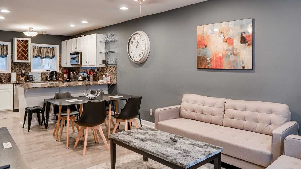 Photo of Livingroom in Graduate Hospital