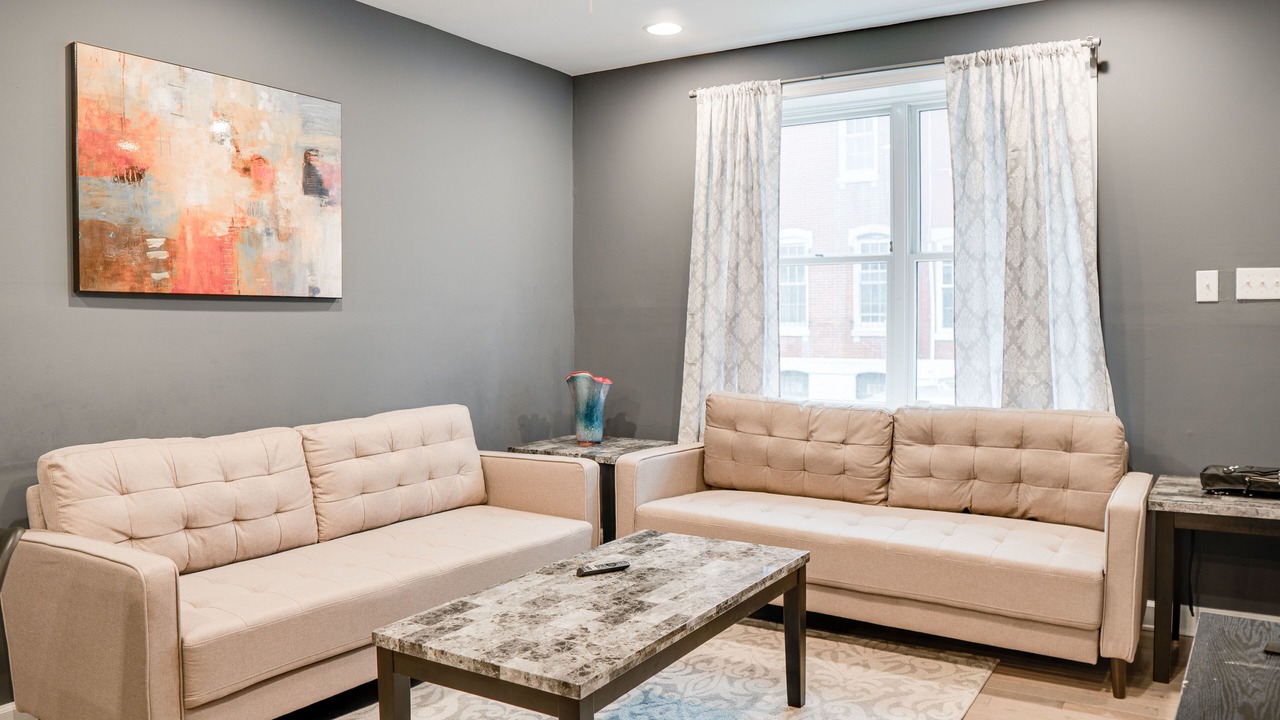 Photo of Livingroom in Graduate Hospital