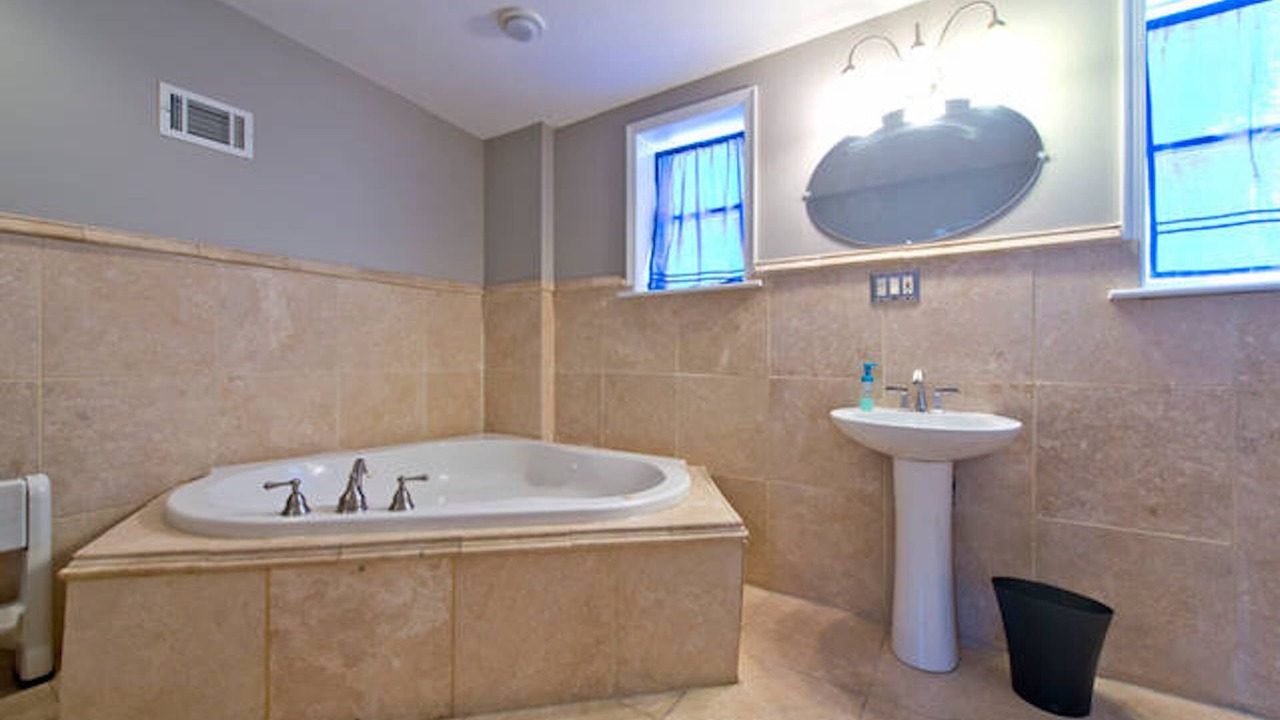 Photo of Bathroom in Graduate Hospital