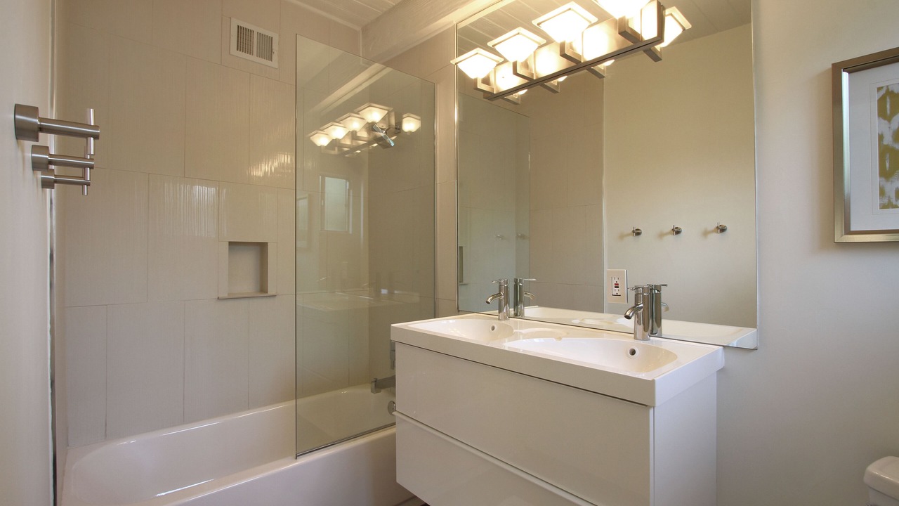 Photo of Bathroom in Racquet Club Estates