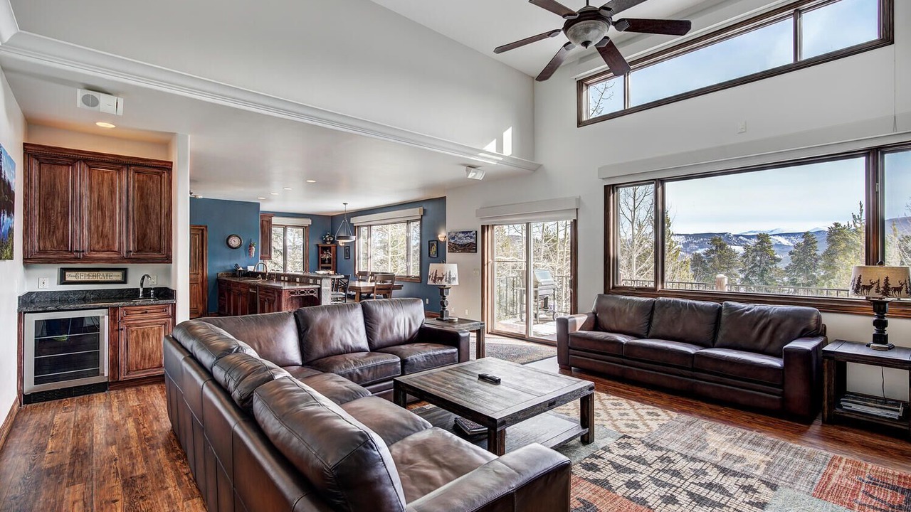 Photo of Livingroom in Peak 8