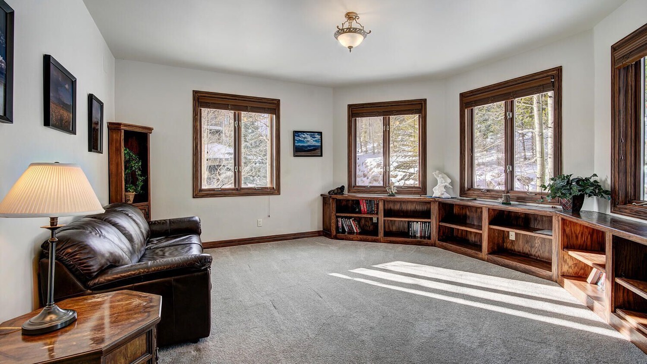 Photo of Livingroom in Peak 8