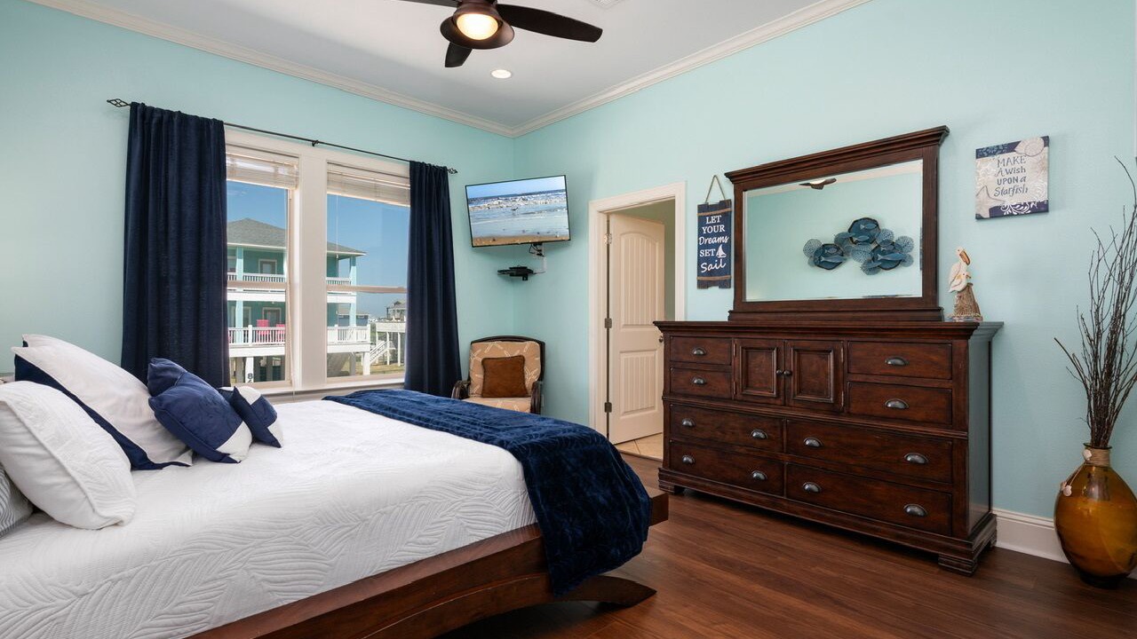 Photo of Bedroom in Crystal Beach