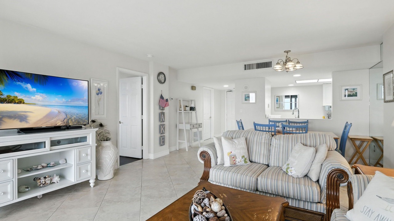 Photo of Livingroom in Vanderbilt Beach
