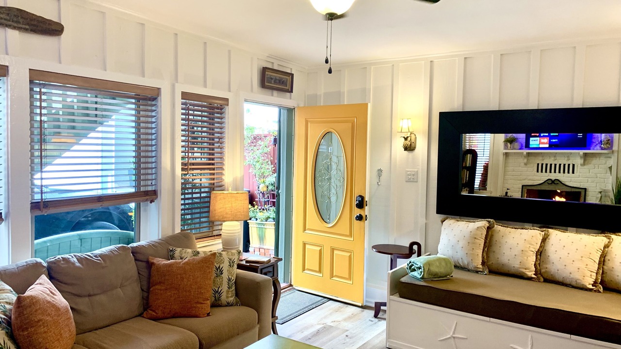 Photo of Livingroom in Old Towne