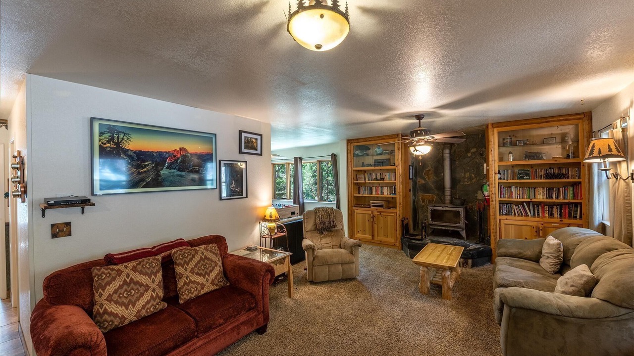 Photo of Livingroom in North Wawona