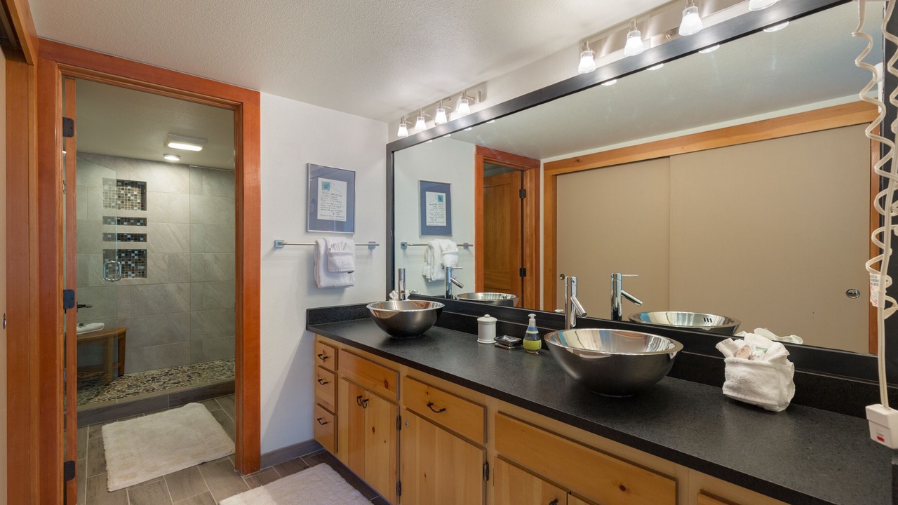 Photo of Bathroom in Lakeside Village