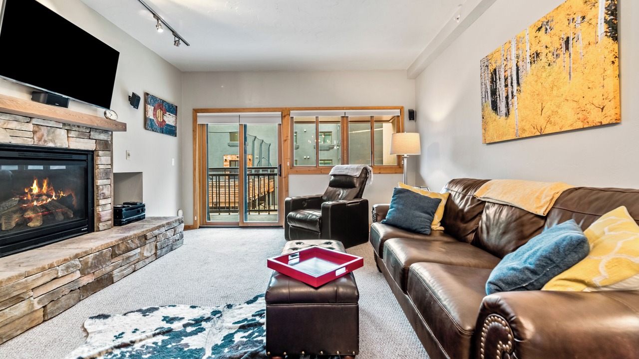 Photo of Livingroom in Peak 9