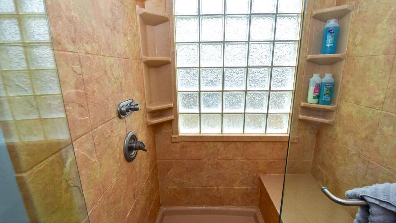 Photo of Bathroom in FM 1960