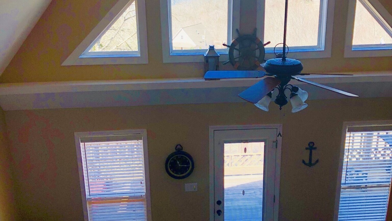 Photo of Livingroom in Byrdstown