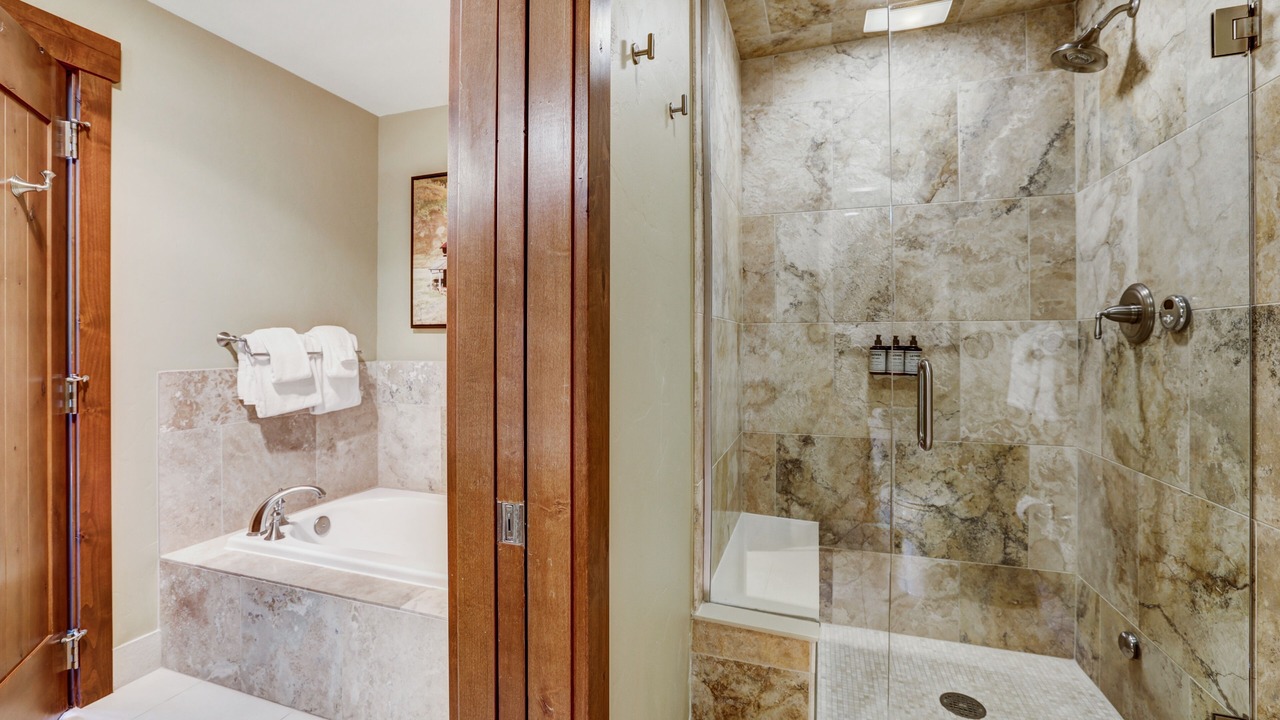 Photo of Bathroom in Peak 8
