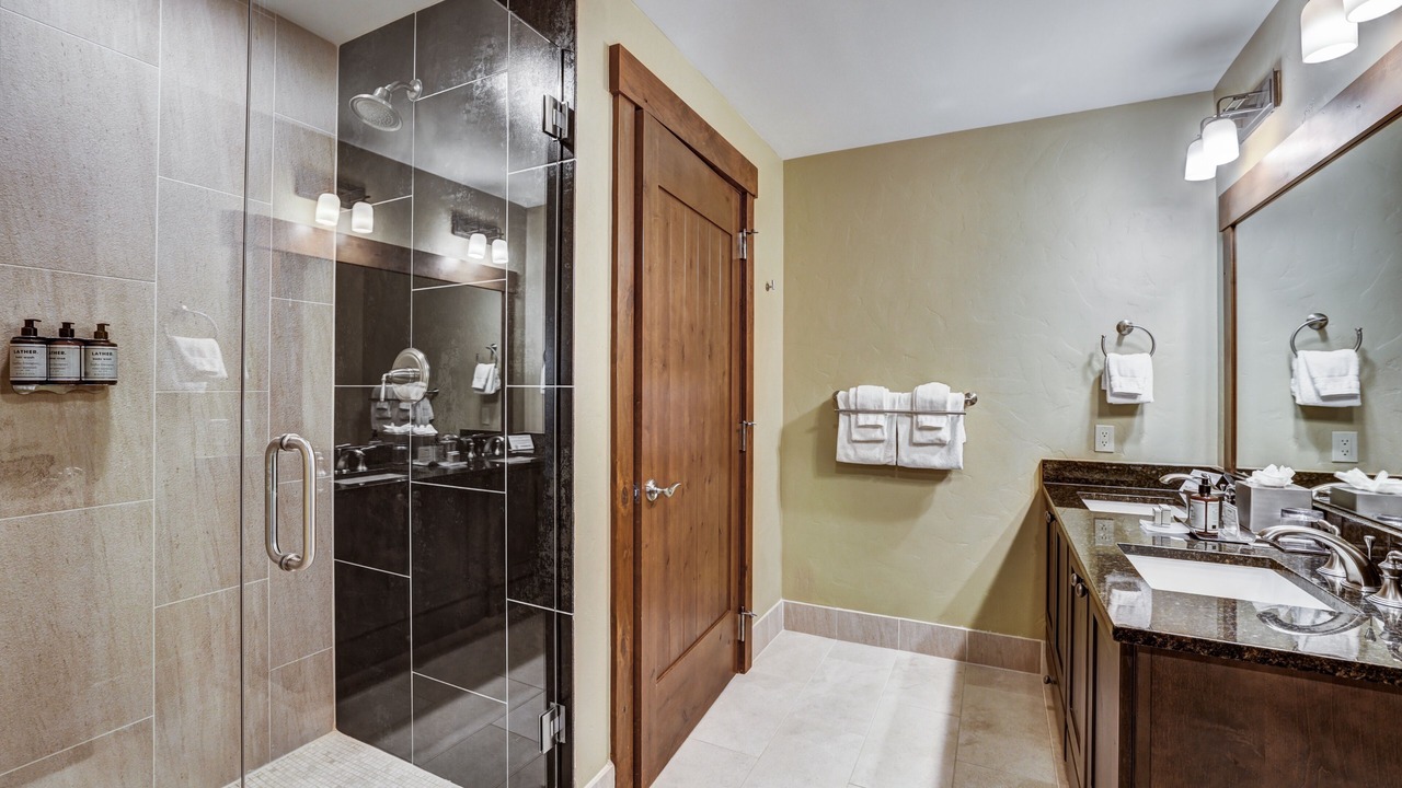 Photo of Bathroom in Peak 8