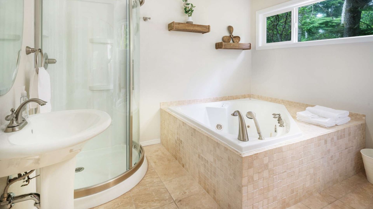 Photo of Bathroom in Gleneden Beach