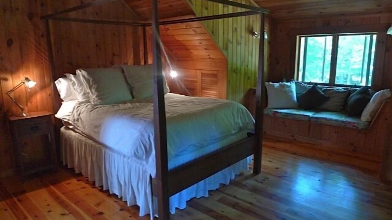 Photo of Bedroom in Lake Hill