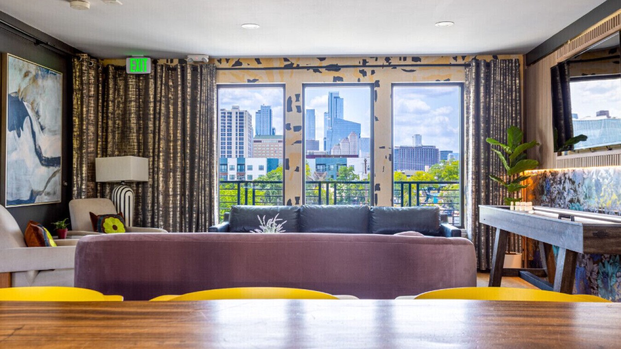 Photo of Livingroom in East Cesar Chavez