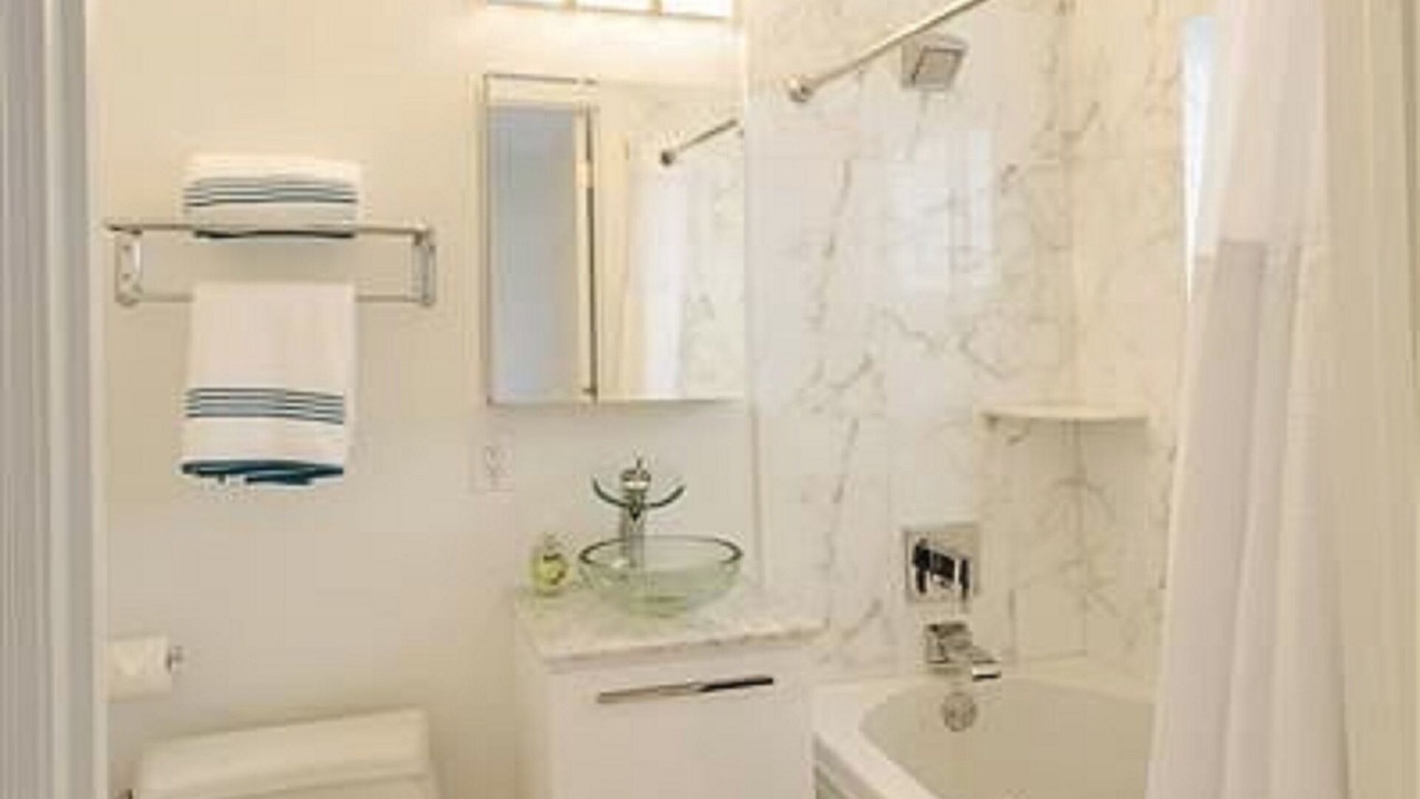Photo of Bathroom in Dolphin Isles