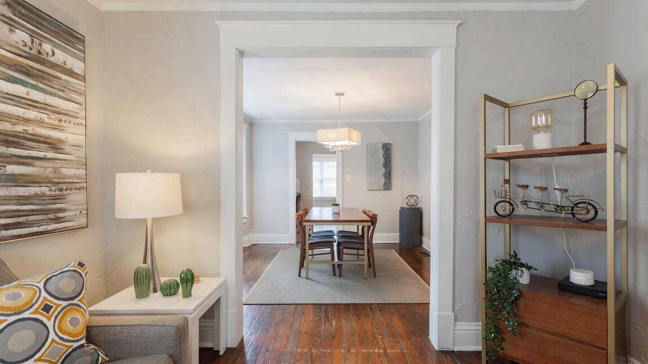 Photo of Livingroom in West Plaza
