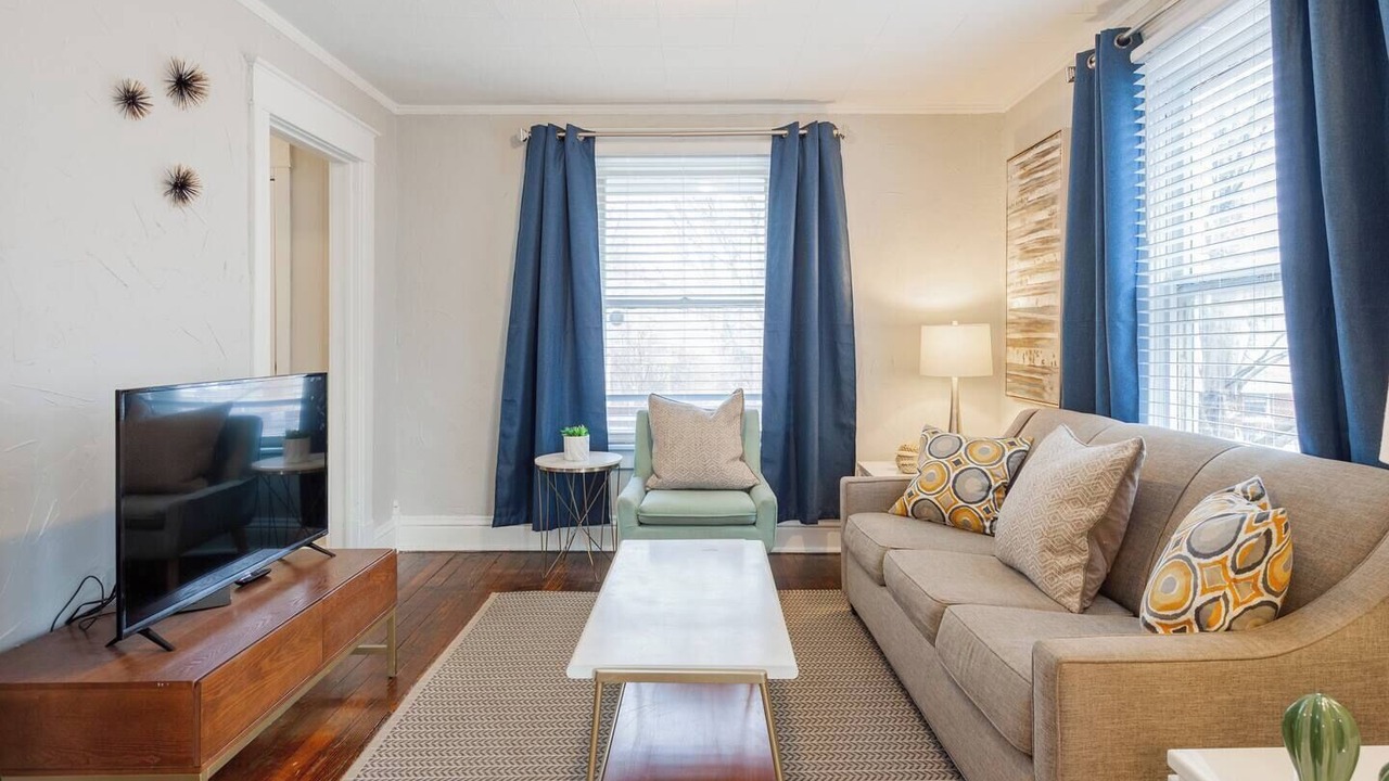 Photo of Livingroom in West Plaza