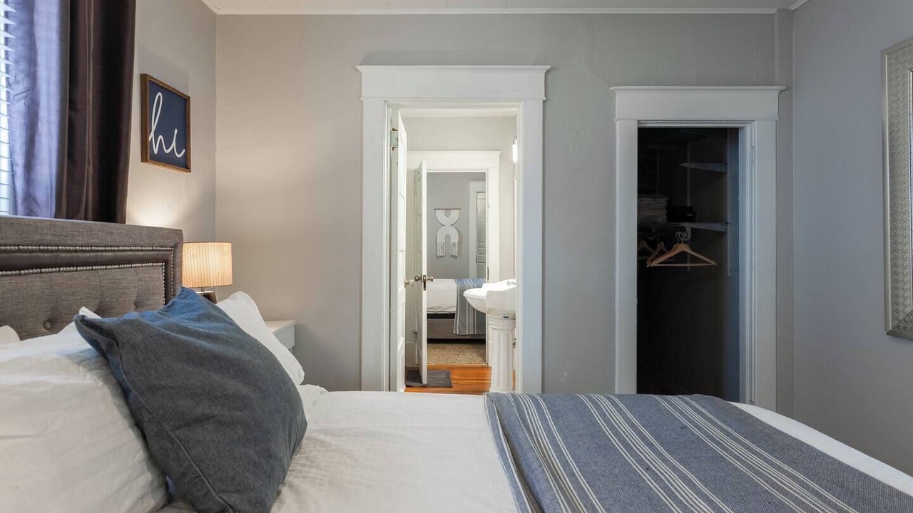 Photo of Bedroom in West Plaza