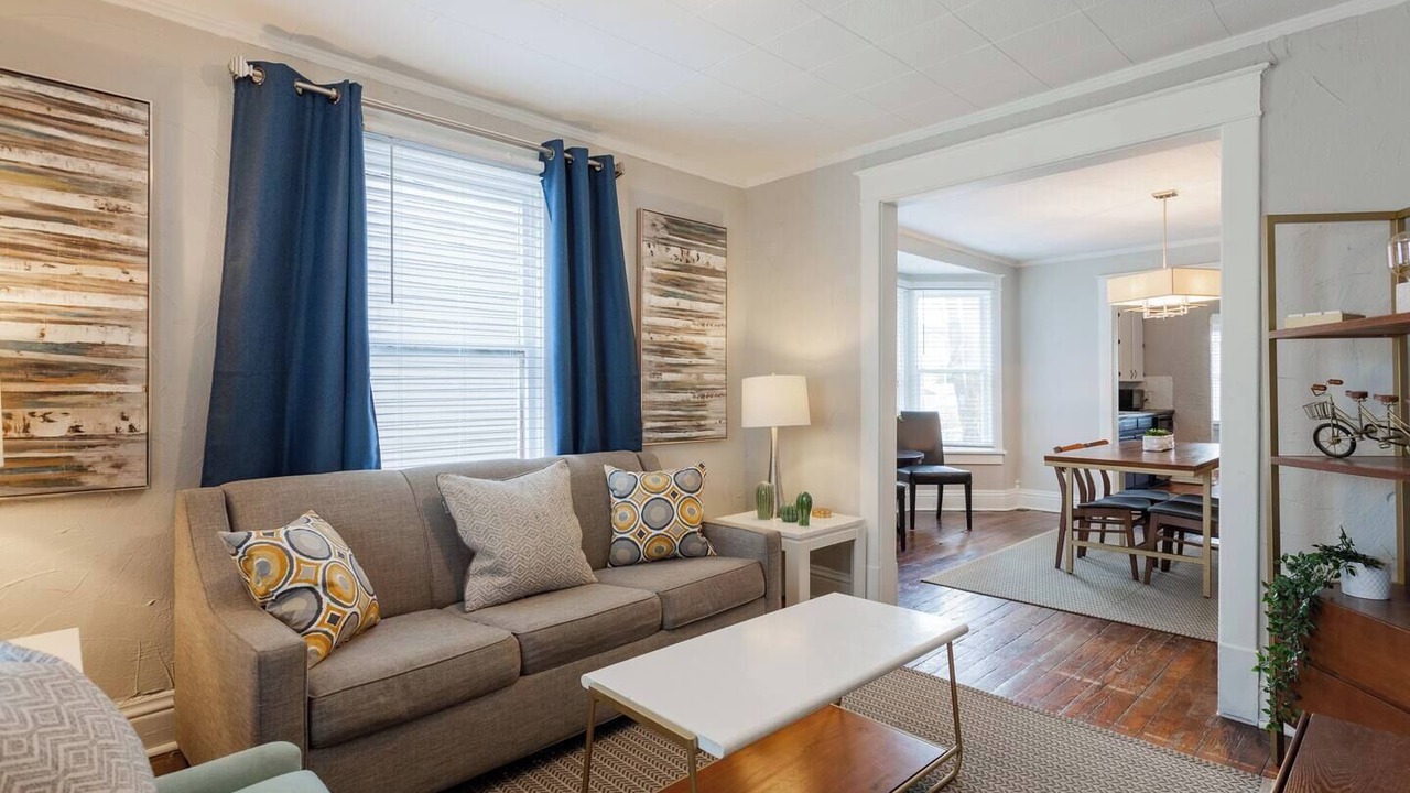 Photo of Livingroom in West Plaza