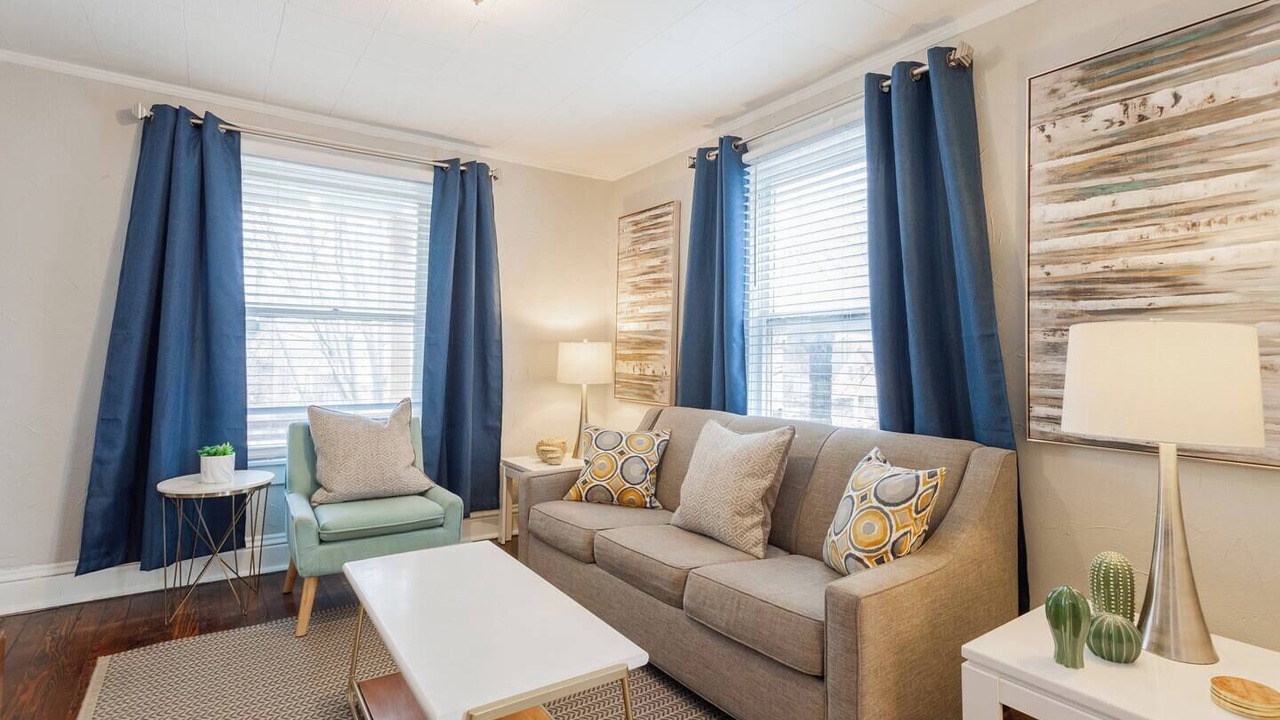 Photo of Livingroom in West Plaza