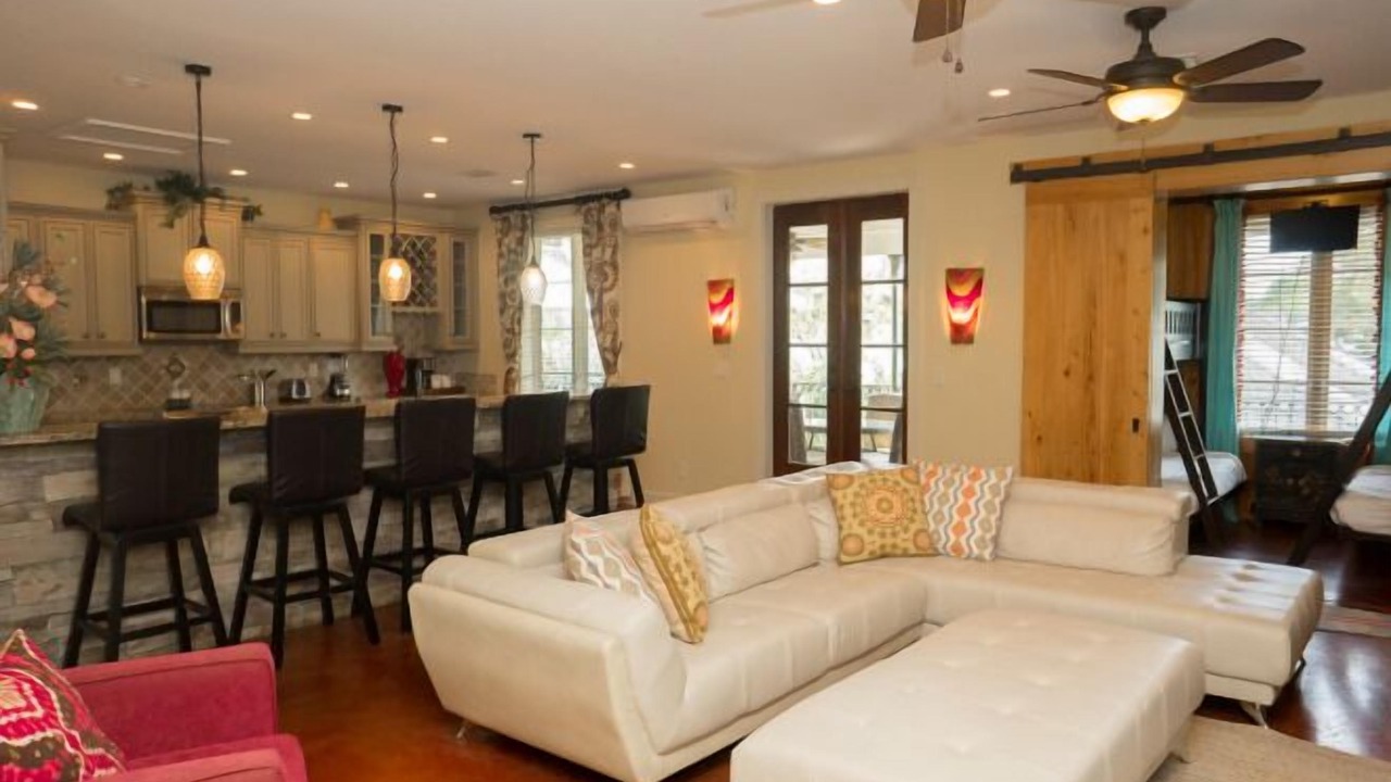 Photo of Livingroom in Baytowne Wharf