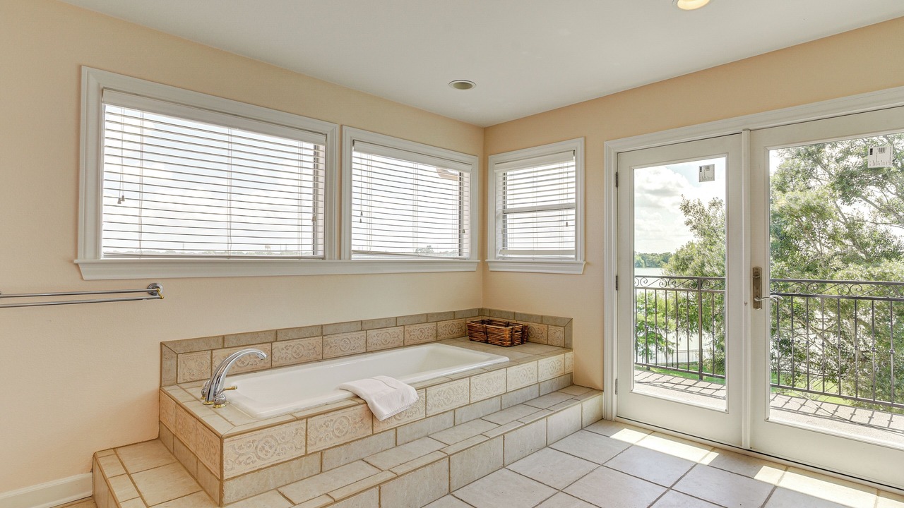 Photo of Bathroom in Nassau Bay
