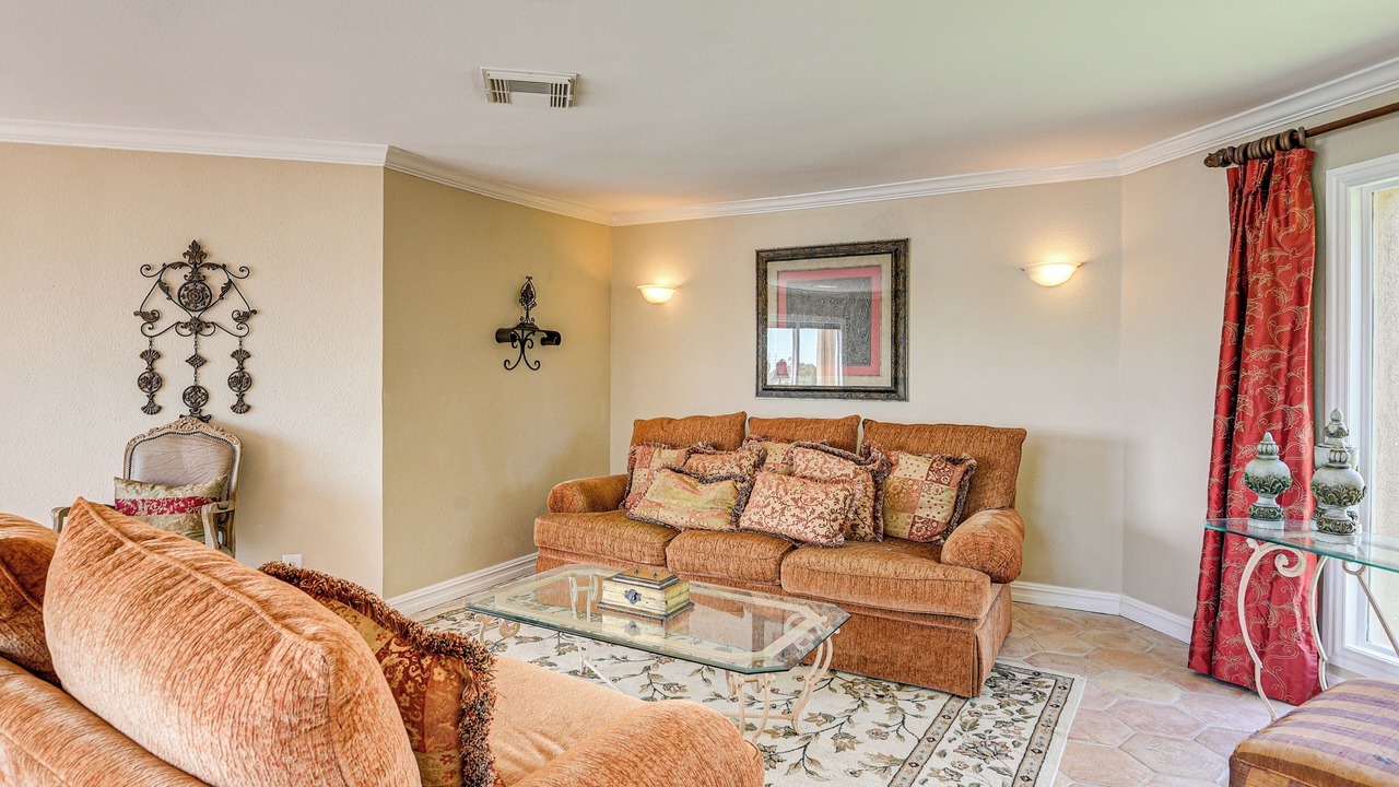 Photo of Livingroom in Nassau Bay