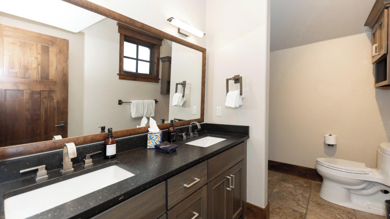 Photo of Bathroom in Peak 8