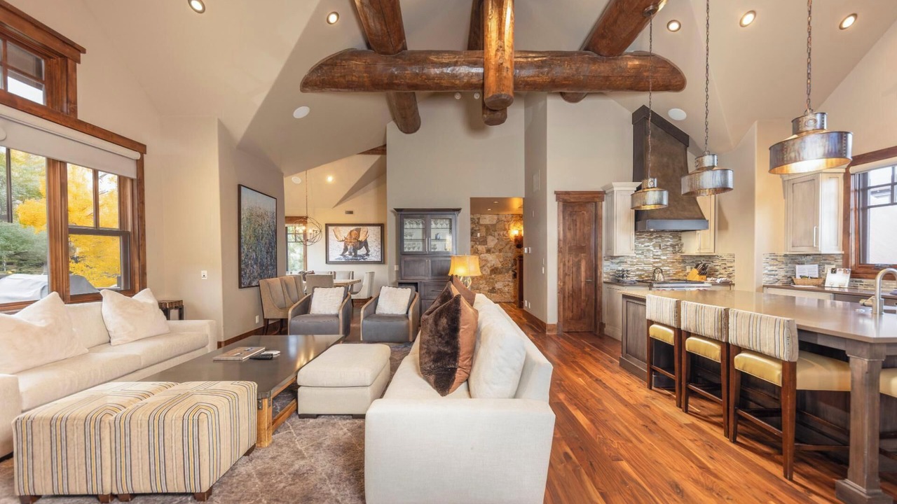 Photo of Livingroom in Peak 8