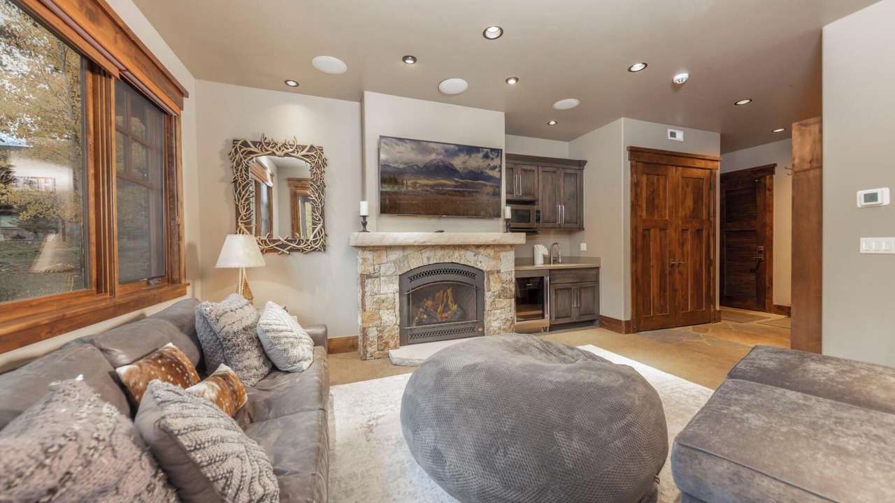 Photo of Livingroom in Peak 8