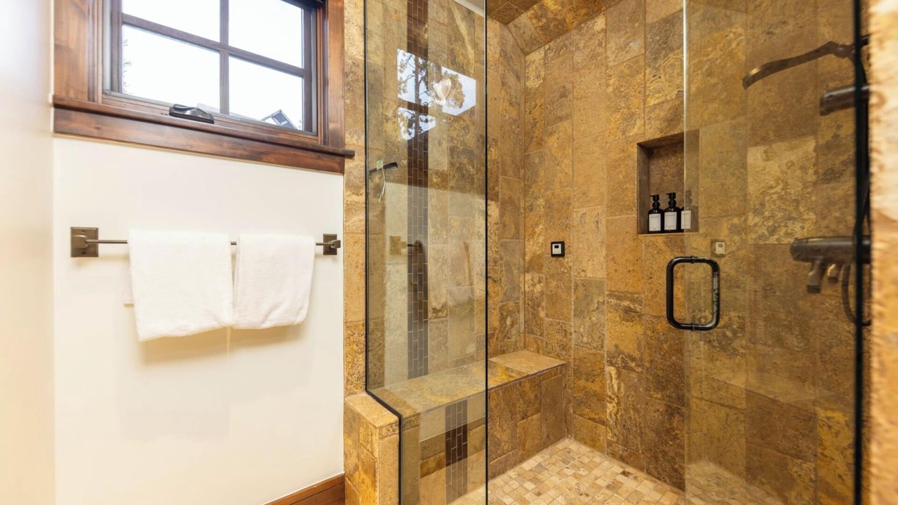 Photo of Bathroom in Peak 8