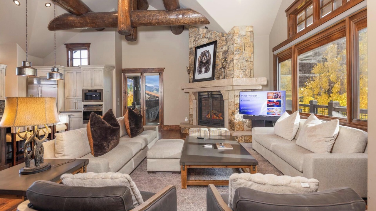 Photo of Livingroom in Peak 8