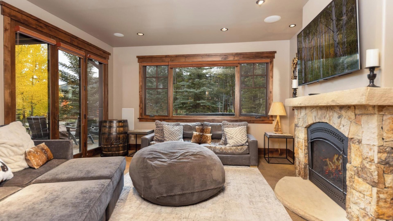 Photo of Livingroom in Peak 8