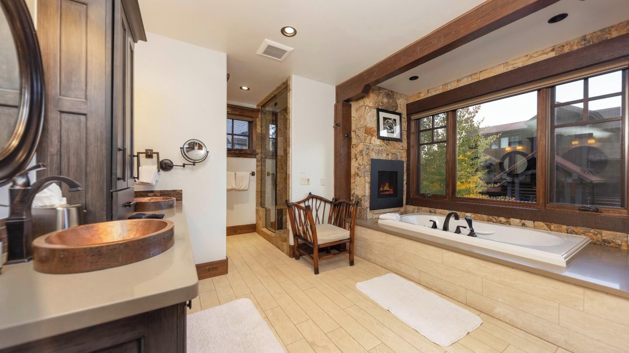 Photo of Bathroom in Peak 8