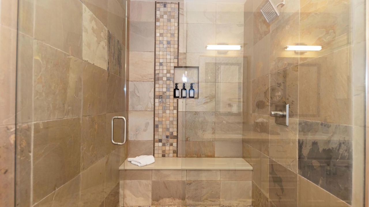 Photo of Bathroom in Peak 8