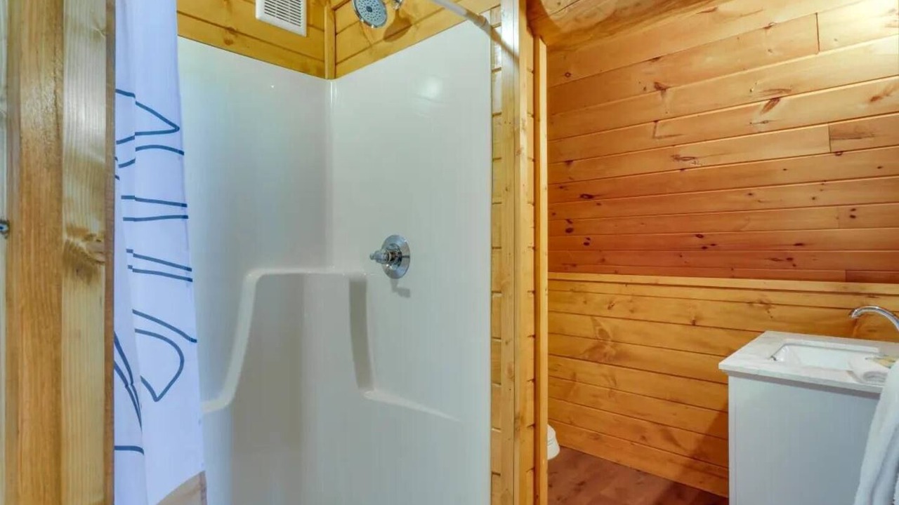 Photo of Bathroom in White Oak Lodge