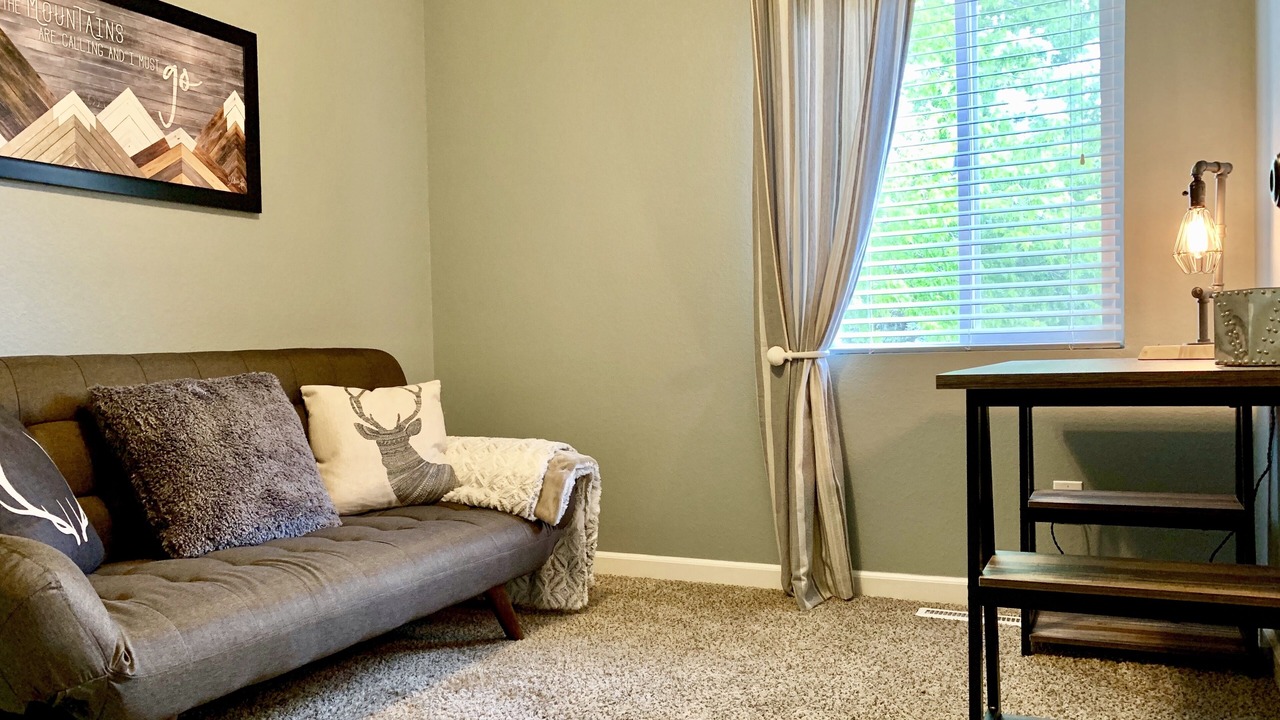 Photo of Livingroom in Pleasant Valley