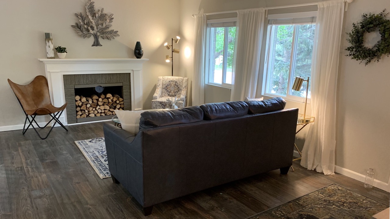 Photo of Livingroom in Pleasant Valley